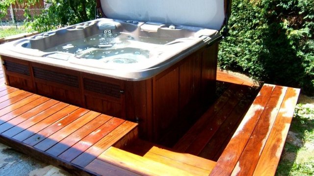 Terrasse en bois autour d'un spa encastré