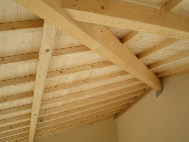Charpente traditionnelle en bois vue de l'intérieur